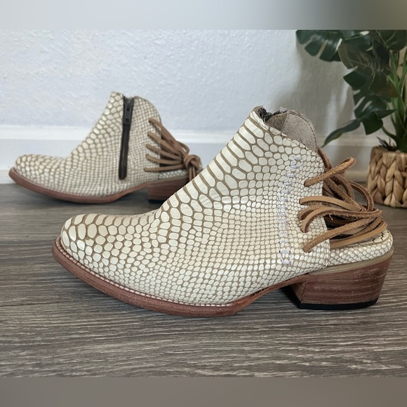 Freebird by Steven JoJo Lace Back Snake Print Ankle Bootie in Cream. Size 8 - Picture 3 of 7